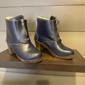 Swedish‎ Maguba Navy Leather Clogs